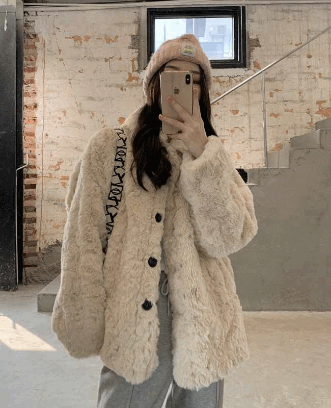 [겨울퍼자켓/숏코트/여자겨울데일리룩]카라 에코퍼 보아털 루즈핏 인조퍼자켓